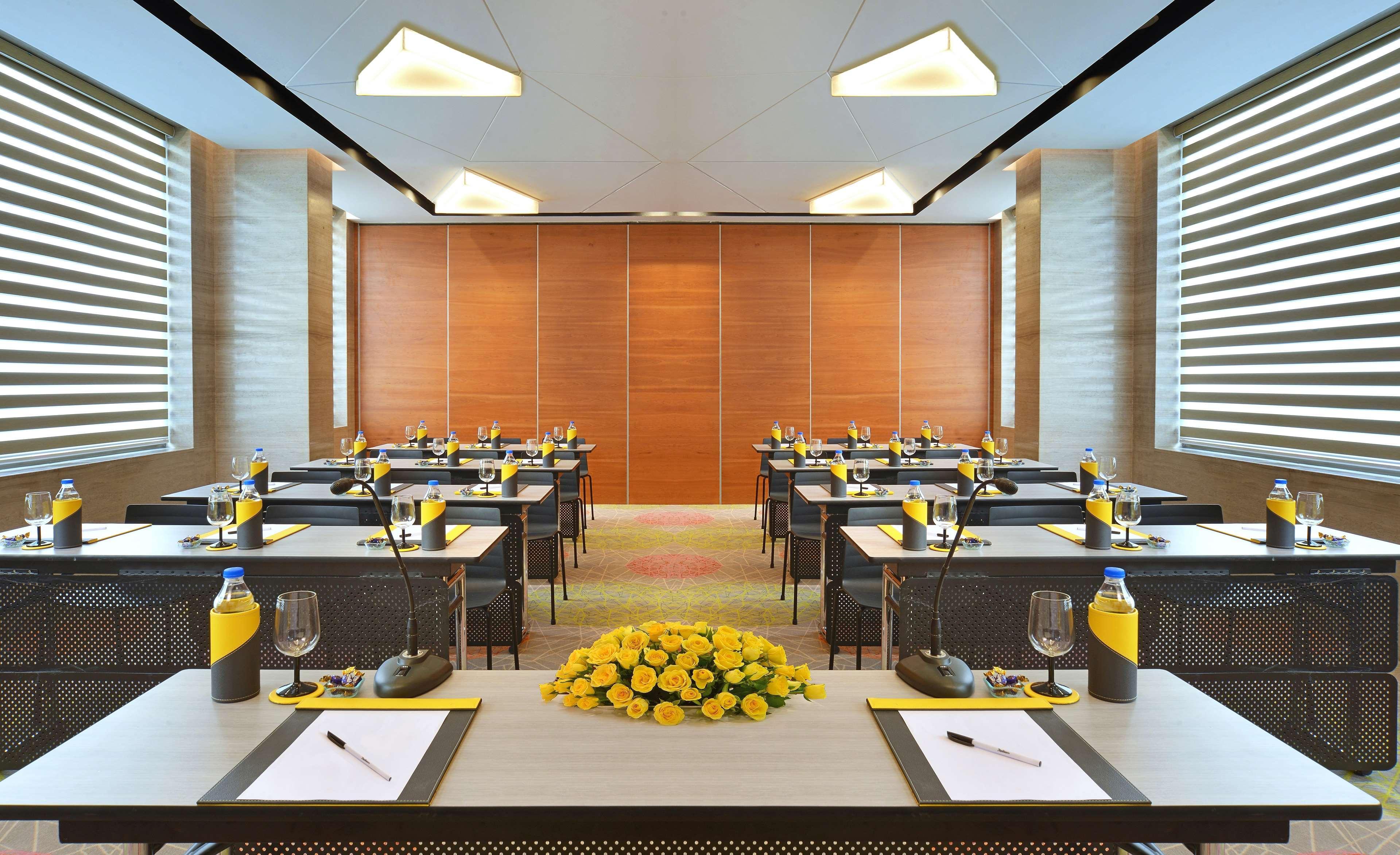 Radisson Bengaluru City Center Εξωτερικό φωτογραφία